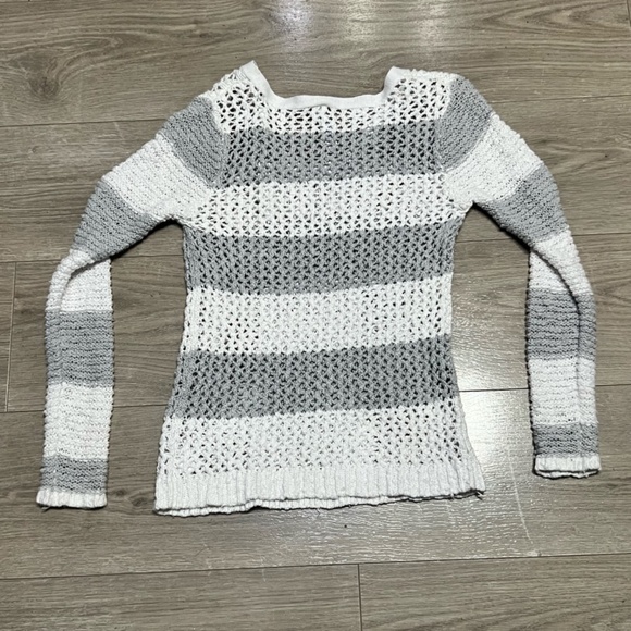 Aeropostale Gray and White Striped Long Sleeve V-Neck Knit Sweater Small - Picture 8 of 8